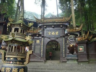 入青城山门诗