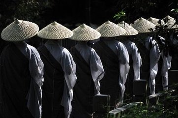 自云门至上灶欲游一二僧庵以雨不果