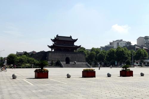 登巴陵开元寺西阁，赠衡岳僧方外