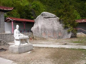 早春登龙山静胜寺时非休浣司空特许是行因赠幕中诸公