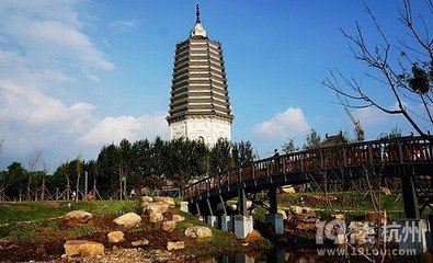 与郭寿翁俱客钱塘寿翁归吉州追饯至龙山白塔