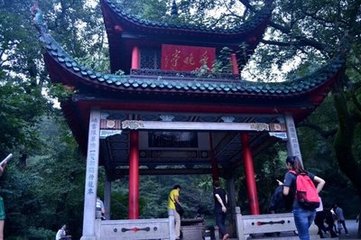 游山呈通判承议写寄参寥师?此诗为释道潜作