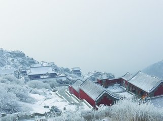 柳梢青·天远山围