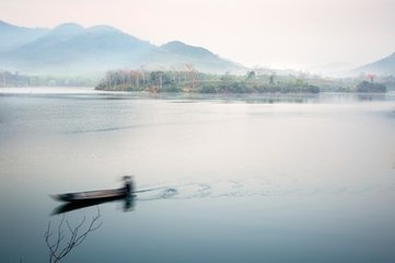 同刘主簿承介建昌江泛舟作