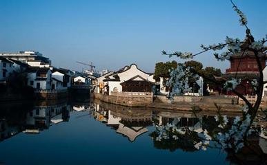 虎丘寺路　去年重开寺路，桃李莲荷约种数千