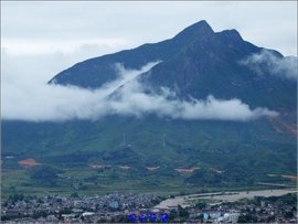 浪淘沙（云藏鹅湖山）