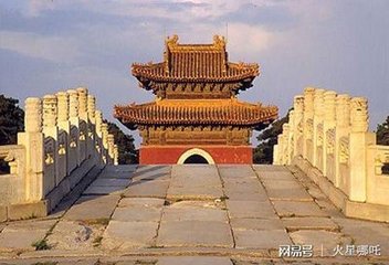 北入穆陵皆山石崩沙风尘起行人良苦因作