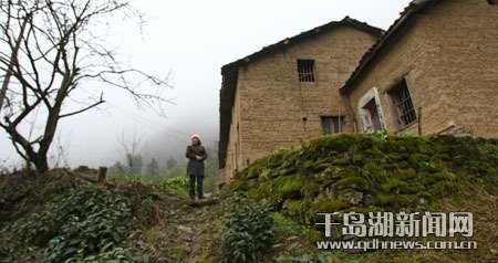 题睦州郡中千峰榭