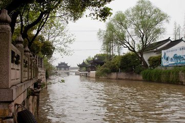 晚出江城闻角