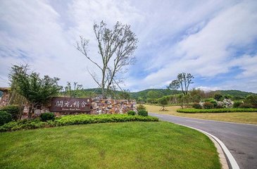 息舟荆溪，入阳羡南山，游善权寺，呈李功曹巨