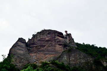 与内弟周思敬晚过雁荡僧舍